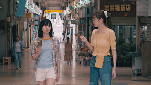 写真：商店街を歩く宏美と葉子